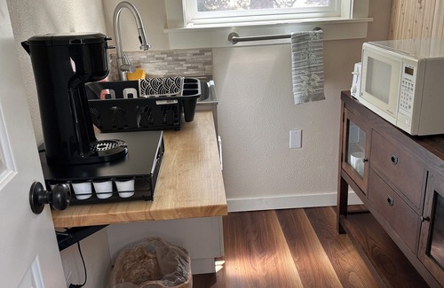 Camas House | Charming bungalow with WiFi and AC in welcoming Camas close to Portland .