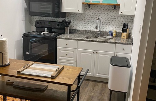 Guntersville House | Charming cabin 1.2 miles from public boat launch on Lake Guntersville.