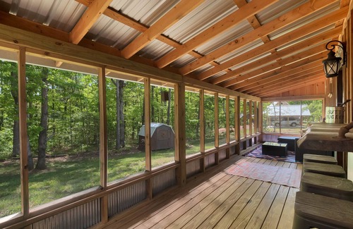 Rising Fawn Cabin | Charming cabin by Cloudland Canyon with hot tub, bonus studio & screened porch