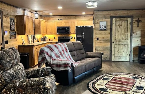 State Road Cabin | Charming cabin in State Road with WiFi, AC, and big window to watch wildlife.