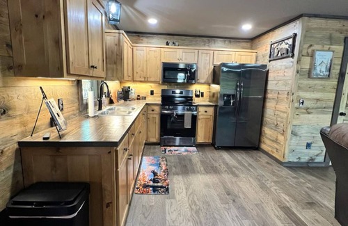 State Road Cabin | Charming cabin in State Road with WiFi, AC, and big window to watch wildlife.