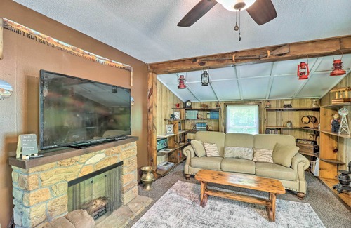 Mountain View Cabin | Charming Cabin in Mountain View w/ Deck!