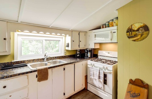 Mountain View Cabin | Charming Cabin in Mountain View w/ Deck!