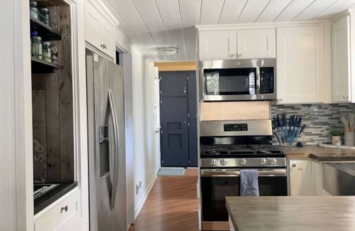 Wrightwood Cabin | Charming Cabin | Kid & Pet Friendly, Wood Burning Fireplace
