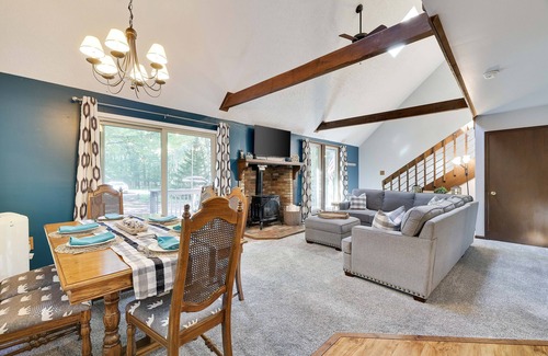 Jim Thorpe Cabin | Charming Cabin, Lake, Pool, Playground Access, 10 Mins To Downtown Jim Thorpe!