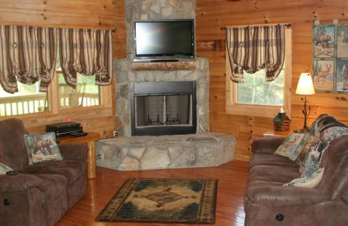 Clyde House | Charming Cabin Rental with a Hot Tub and Fireplace in the Smoky Mountains