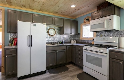 Gaines House | Charming cabin just steps away from Pine Creek!