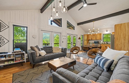 Maggie Valley Cottage | Charming cabin with hot tub & breathtaking views.