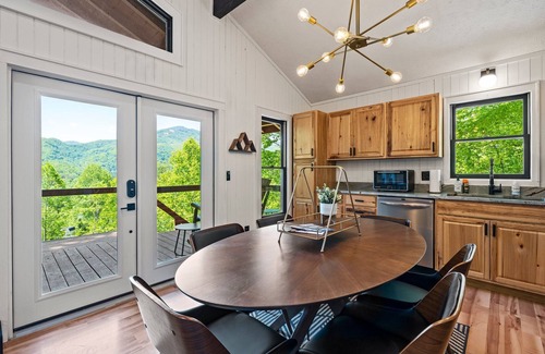 Maggie Valley Cottage | Charming cabin with hot tub & breathtaking views.