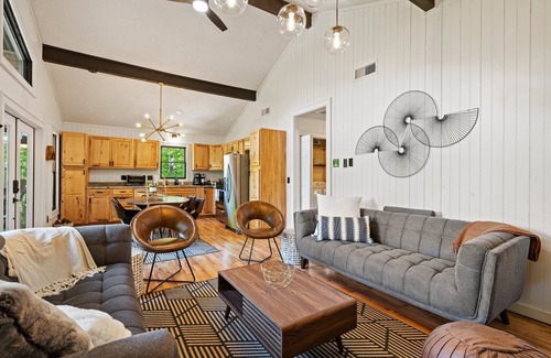 Maggie Valley Cottage | Charming cabin with hot tub & breathtaking views.