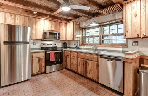 Royal Pines Cabin | Charming Cabin with Fire Pit