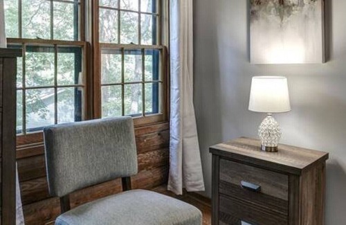 Royal Pines Cabin | Charming Cabin with Fire Pit