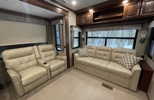 Bear Creek House | Charming Camper: Fireplace - TV - North Seward