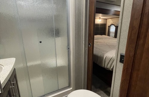 Bear Creek House | Charming Camper: Fireplace - TV - North Seward