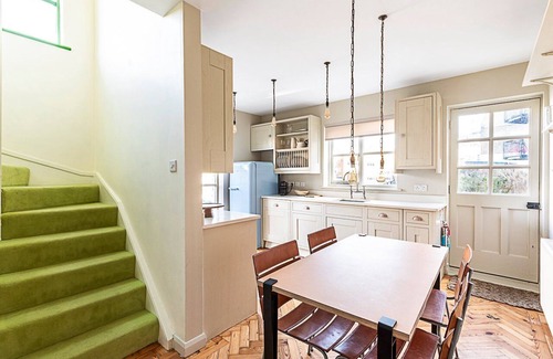 Bethnal Green Apartment | Charming Canal-View Retreat