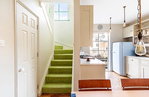 Bethnal Green Apartment | Charming Canal-View Retreat