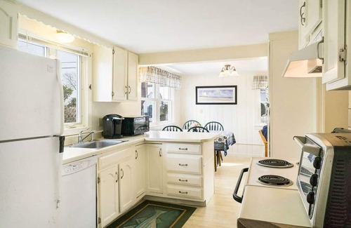 Mara Vista House | Charming Cape Cottage - 4 houses from Great Bay's sandy Beach!