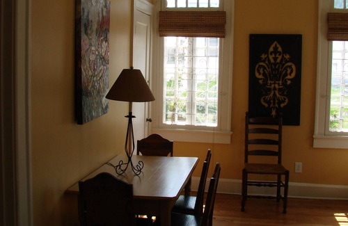 Milan Cottage | Charming casita, Uptown 1920's Bungalow - Walk to Streetcar