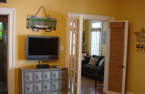 Milan Cottage | Charming casita, Uptown 1920's Bungalow - Walk to Streetcar