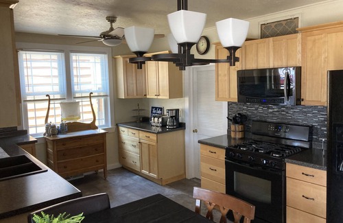 Cecil Cottage | Charming Cecil Cottage Next To Landing!
