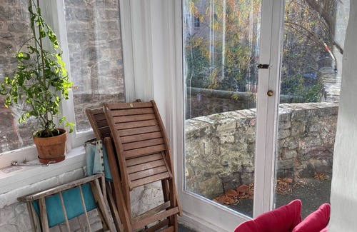 Newington Apartment | Charming Centrally located garden flat on edge of Holyrood Park