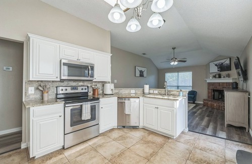 Keller House | Charming Centrally Located 3-Bedroom Family Friendly House in Fort Worth!