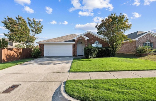 Keller House | Charming Centrally Located 3-Bedroom Family Friendly House in Fort Worth!