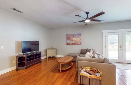 Midway House | Charming Centrally Located - Lake Access - Deck