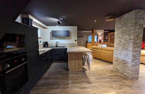 Travexin Cottage | Charming chalet for 6, near skiing, WiFi, parking, pets allowed