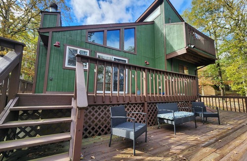 Lackawaxen House | Charming Chalet on Masthope Mountain. Close to all mountain amenites.