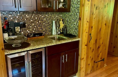 Roxbury Ski Chalet | Charming chalet with 5 bedrooms and WiFi, fitness room in peaceful Roxbury