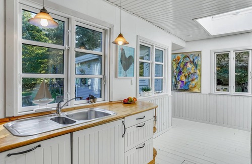 Kulhuse House | Charming, child-friendly with large eat-in kitchen that allows the whole family to get together.