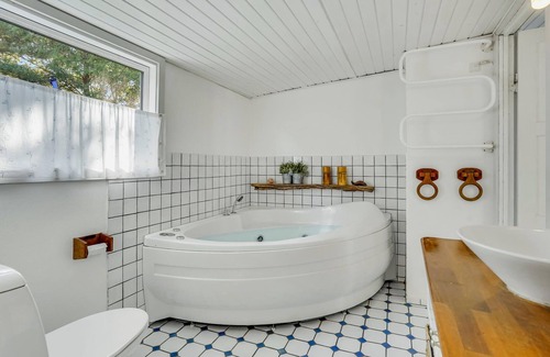 Kulhuse House | Charming, child-friendly with large eat-in kitchen that allows the whole family to get together.