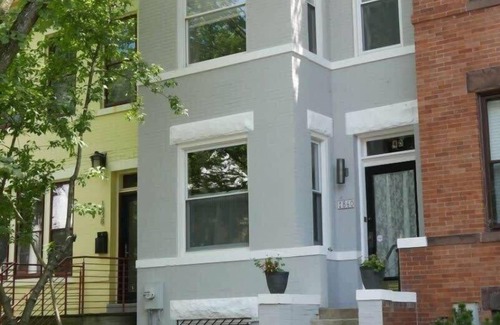Lanier Heights Apartment | Charming City Centered Walk to Zoo!