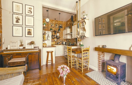 Edinburgh Apartment | Charming City Centre Flat with Log Fire
