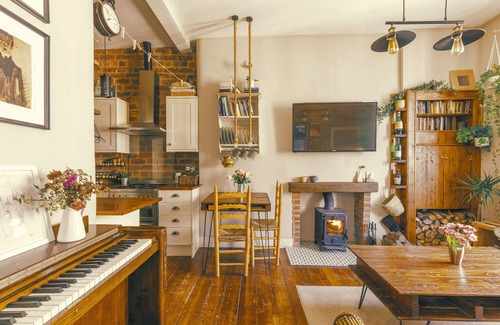 Edinburgh Apartment | Charming City Centre Flat with Log Fire