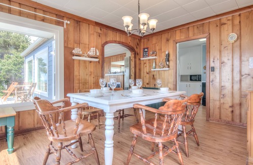 Lincoln City House | Charming Coastal Cottage w/Ocean View Close to Beach Access & Shopping