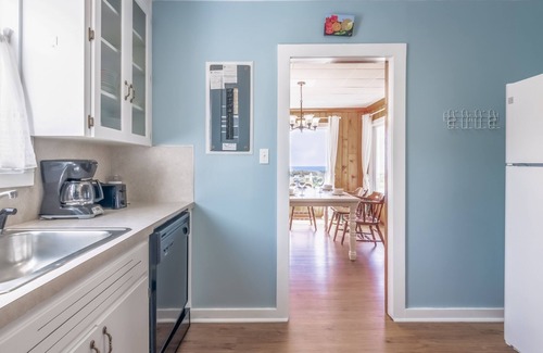 Lincoln City House | Charming Coastal Cottage w/Ocean View Close to Beach Access & Shopping