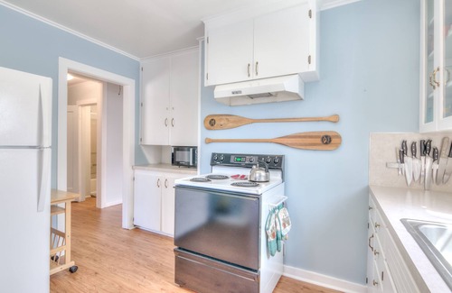 Lincoln City House | Charming Coastal Cottage w/Ocean View Close to Beach Access & Shopping
