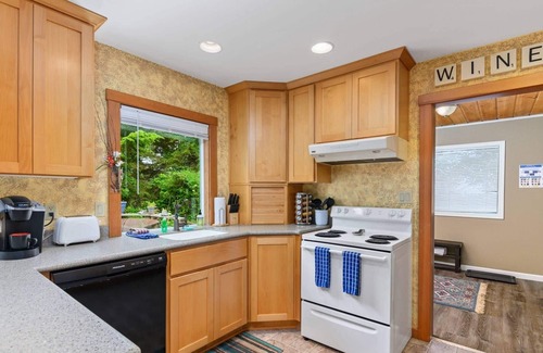 Nelscott House | Charming Coastal Cottage, Pet Friendly, Patio w/BBQ, WiFi, 1/2 Mile to Beach, 5 Miles to Casino