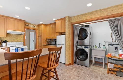 Nelscott House | Charming Coastal Cottage, Pet Friendly, Patio w/BBQ, WiFi, 1/2 Mile to Beach, 5 Miles to Casino