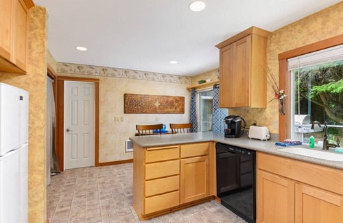 Nelscott House | Charming Coastal Cottage, Pet Friendly, Patio w/BBQ, WiFi, 1/2 Mile to Beach, 5 Miles to Casino