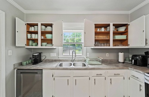 Westgate House | Charming Coastal Getaway! Minutes from Camp Lejeune,coastal beaches & downtown!