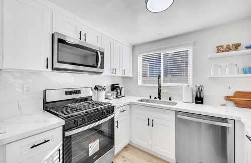 Eastside House | Charming Coastal Retreat LB 2/2 home 5 Min 2 Beach