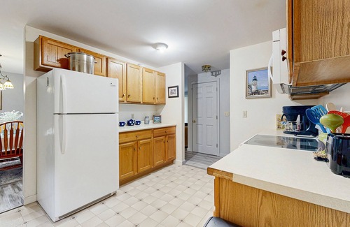 Port Clyde House | Charming Coastal Retreat with Comfortable Living Space and Washer/Dryer