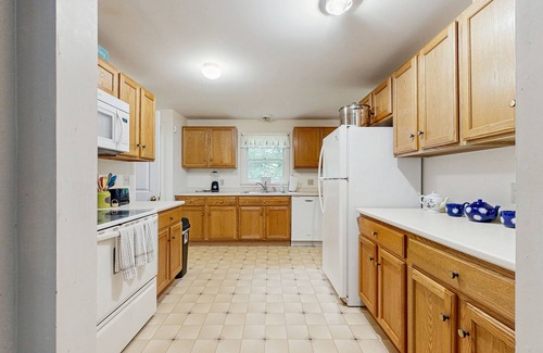 Port Clyde House | Charming Coastal Retreat with Comfortable Living Space and Washer/Dryer