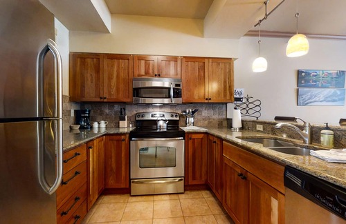 Steamboat Springs Condo | Charming condo just steps to base area w/shared pool, hot tub, free WiFi