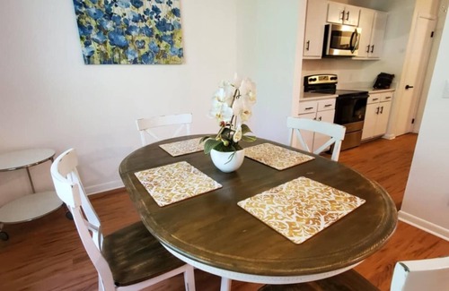 West Ashley Condo | Charming Condo amongst trees Close to Everything