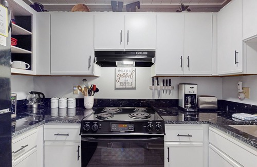 Warren Condo | Charming condo near skiing and trails with gas fireplace and deck