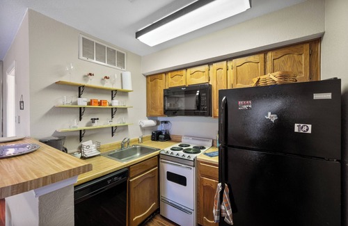 Fort Worth Condo | Charming Condo Near W 7th, Dining, Univ Dr & TCU. Cozy Extended Stay for Pros